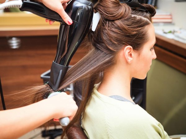 Вытягивание прядей волос феном