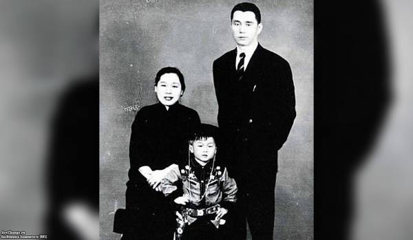 Джеки Чан в детстве с отцом Чарльзом и мамой Лили