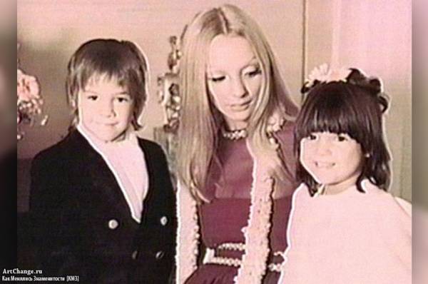 Киану Ривз в детстве с сестрой и мамой