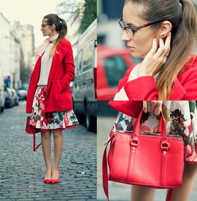 Красные туфли и сумка, алое пальто и пастельный низ