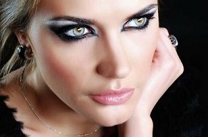 Яркий макияж для голубых глаз - какие оттенки лучше использовать