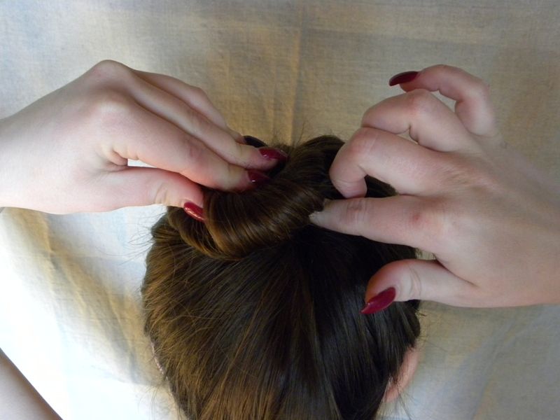 Как собрать волосы в пучок при помощи волшебной палочки, фото № 4