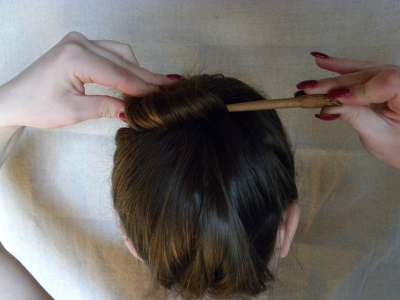 Как собрать волосы в пучок при помощи волшебной палочки, фото № 6