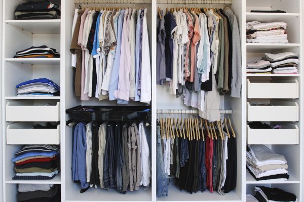 Хранение рубашек и брюк в шкафу