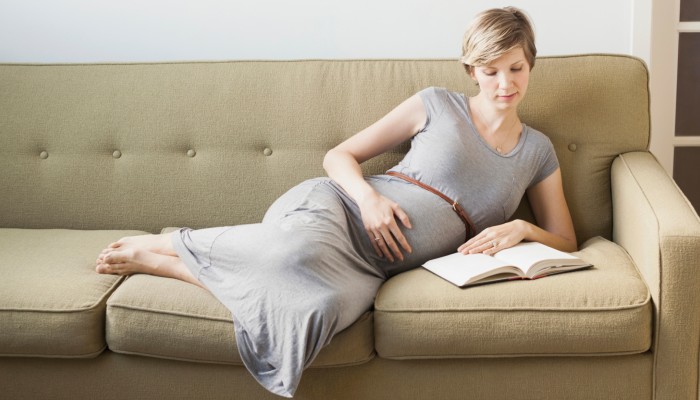 pregnant-woman-reading-2
