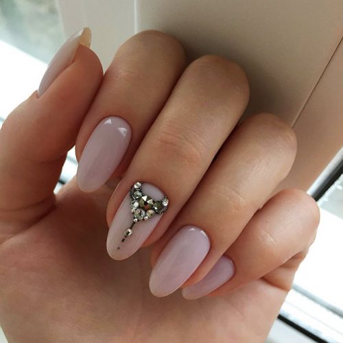 Almond Shape Nails With an Accent Design Picture 2