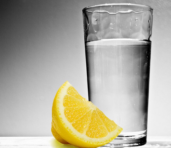 Долька лимона и стакан воды
