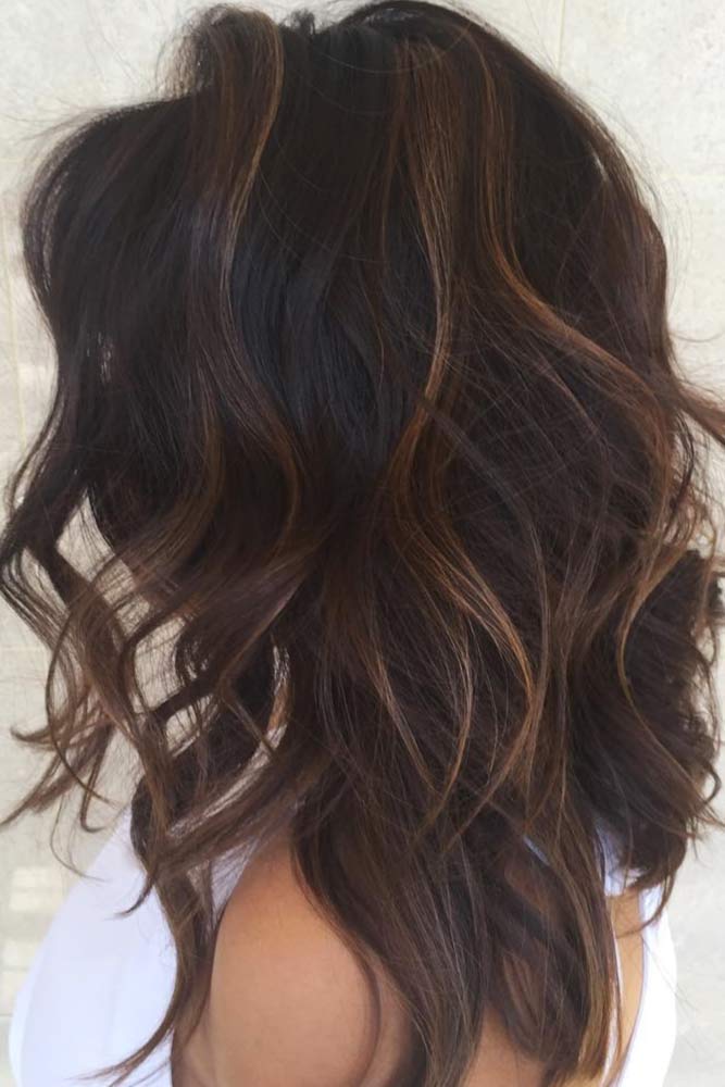 Messy Wavy Medium Hairstyles #mediumlengthhairstyles #mediumhair #layeredhair #hairstyles