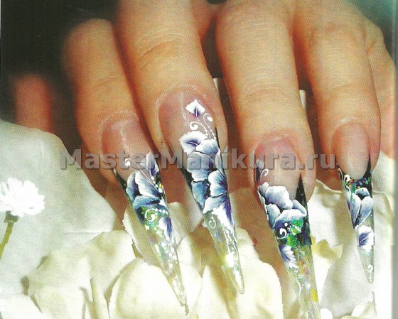 Рисунок цветов на длинных ногтях невесты