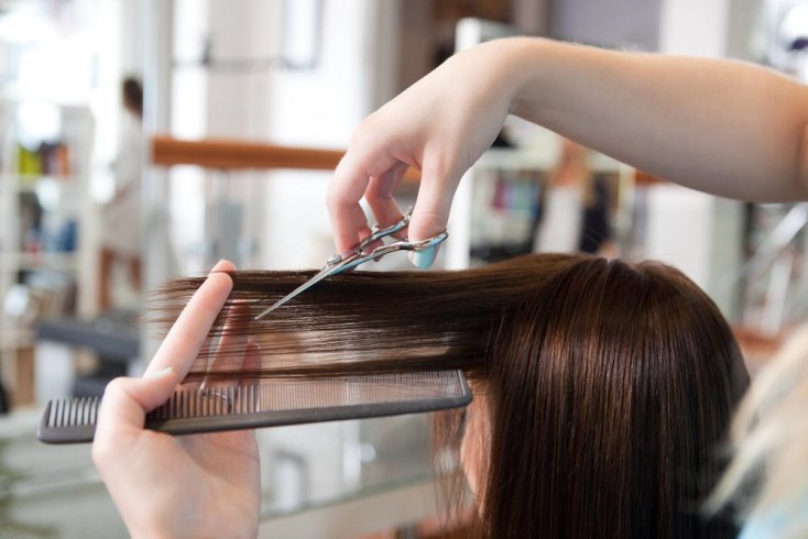 Посеченные концы волос: лечить или стричь?