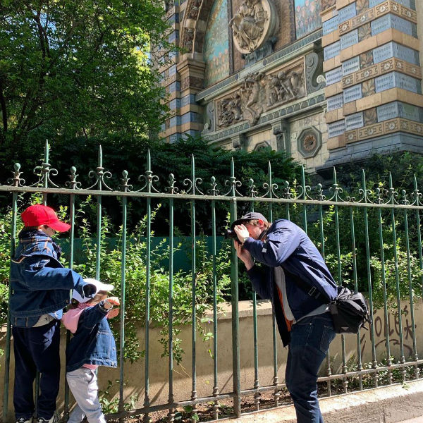 Семья фотографируется на улицах Парижа