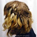 Коса водопад на короткие волосы фото. Плетение кос Петербург.