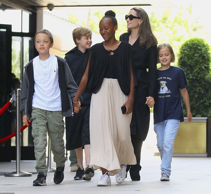 Папарацци сфотографировали Анджелину Джоли во время семейного похода в кино. Слева направо: 9-летний Нокс, 12-летняя Шайло, 13-летняя Захара и 9-летняя Вивьен. Фото: EAST NEWS