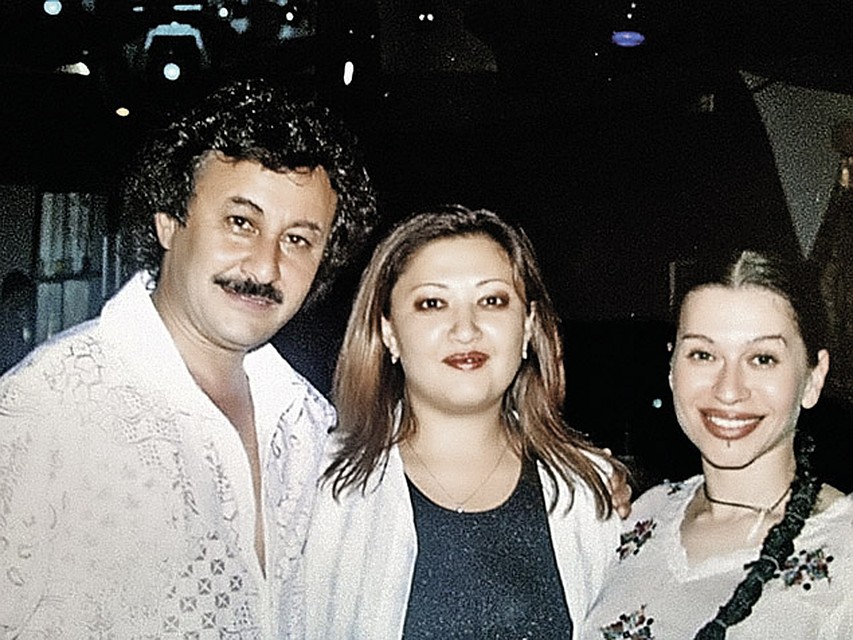 Когда-то певица носила длинную косу. На фото она с другом семьи - Рустамом Ильясовым (бас-гитарист ВИА «ЯЛЛА»). 