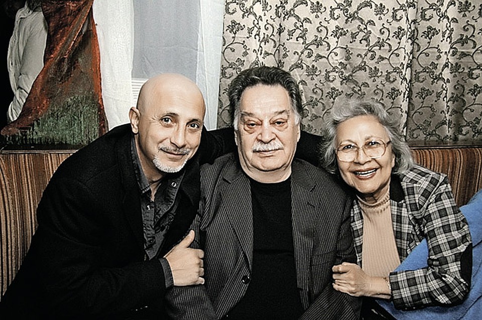 Муж певицы Фил (слева) с трепетом относится к ее родителям: Луизе Закировой и Пулату Мордухаеву - тоже артистам. 