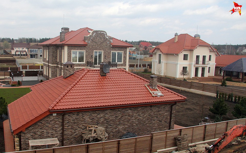 Вид из окон Домрачевой - дома Гончаренко (слева) и Родионова (справа). Фото: Геннадий МОЖЕЙКО