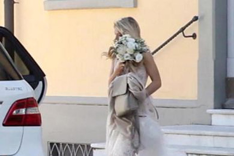 Издание опубликовало также фотографию Веры в красивом свадебном платье - певица выходит из мэрии, закрывая лицо от папарацци букетом белых цветов. Фото:  Il Tirreno Versilia 