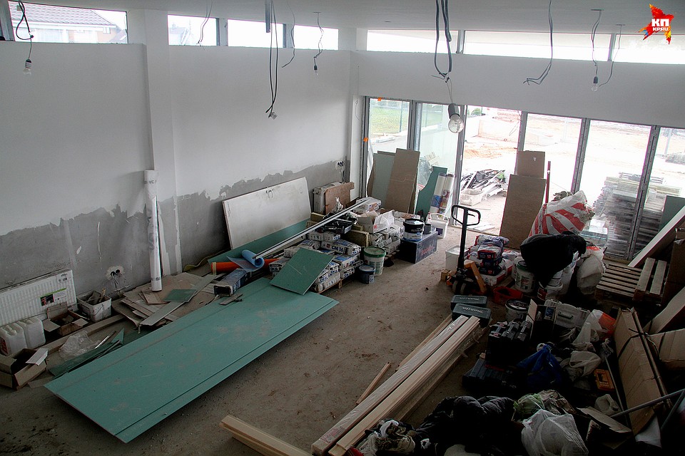 То ли гостинная, то ли гараж пока используют как склад инструментов. Фото: Геннадий МОЖЕЙКО