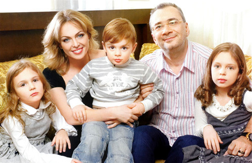 Константин МЕЛАДЗЕ с семьей (фото Viva!)
