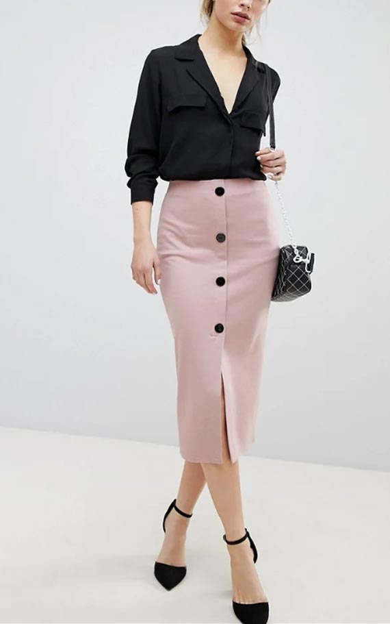 сочетание кружевной розовой юбки карандаш с блузкой