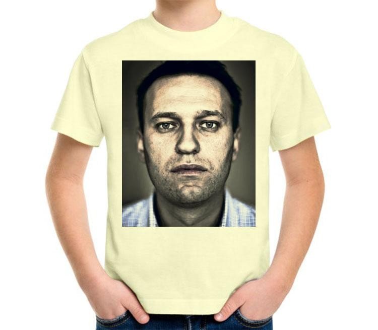 молочная футболка с портретом Навального
