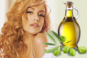 Девушка и оливковое масло