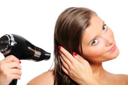 Использование фена - одна из причин секущихся концов волос