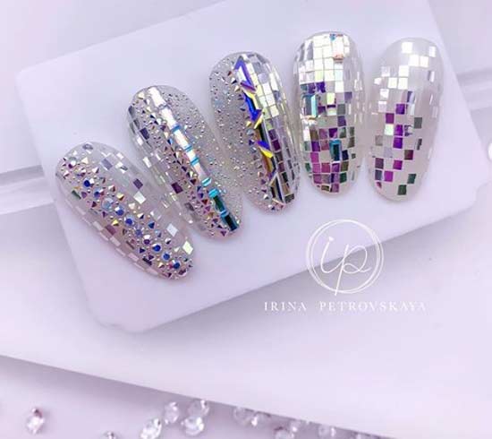 Пикси и кристаллы Сваровски на прозрачном фоне овальных ногтей