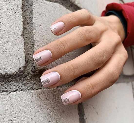 Нюдово-белый дизайн коротких ногтей
