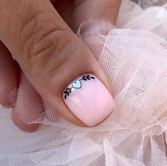 Дизайн ногтей для невесты с акцентным сердечком