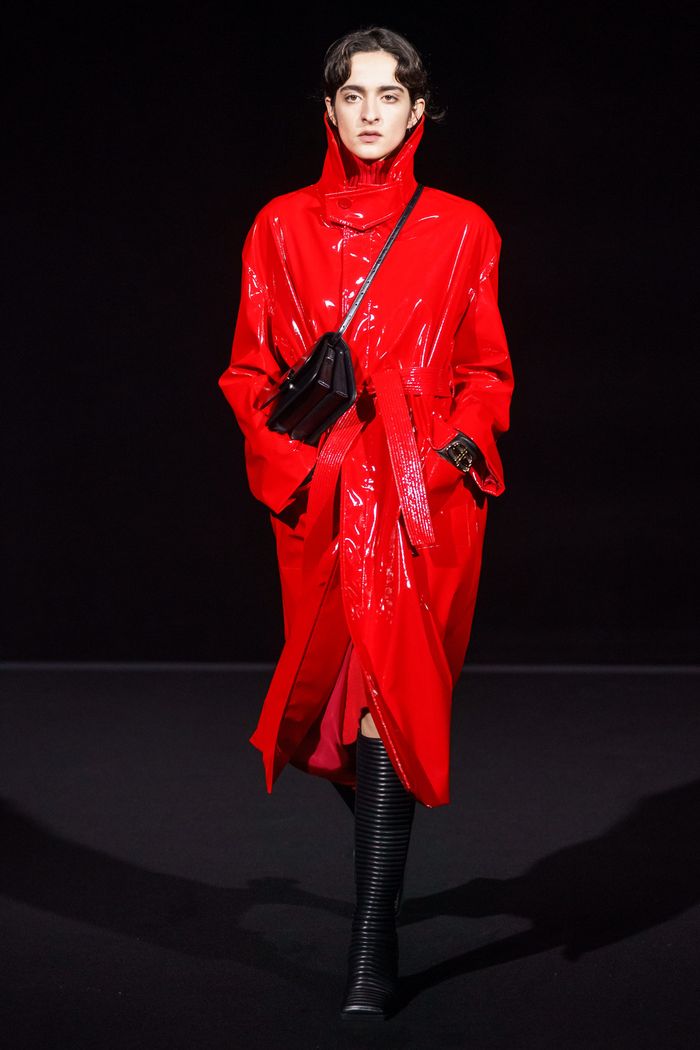 Модное виниловое пальто осень-зима 2019-2020 из коллекции Balenciaga