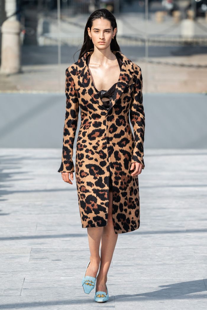Модное леопардовое пальто осень-зима 2019-2020 из коллекции Bottega Veneta