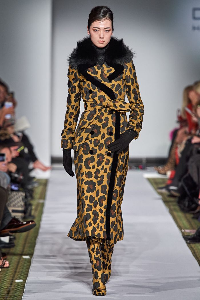 Модное леопардовое пальто осень-зима 2019-2020 из коллекции Dennis Basso