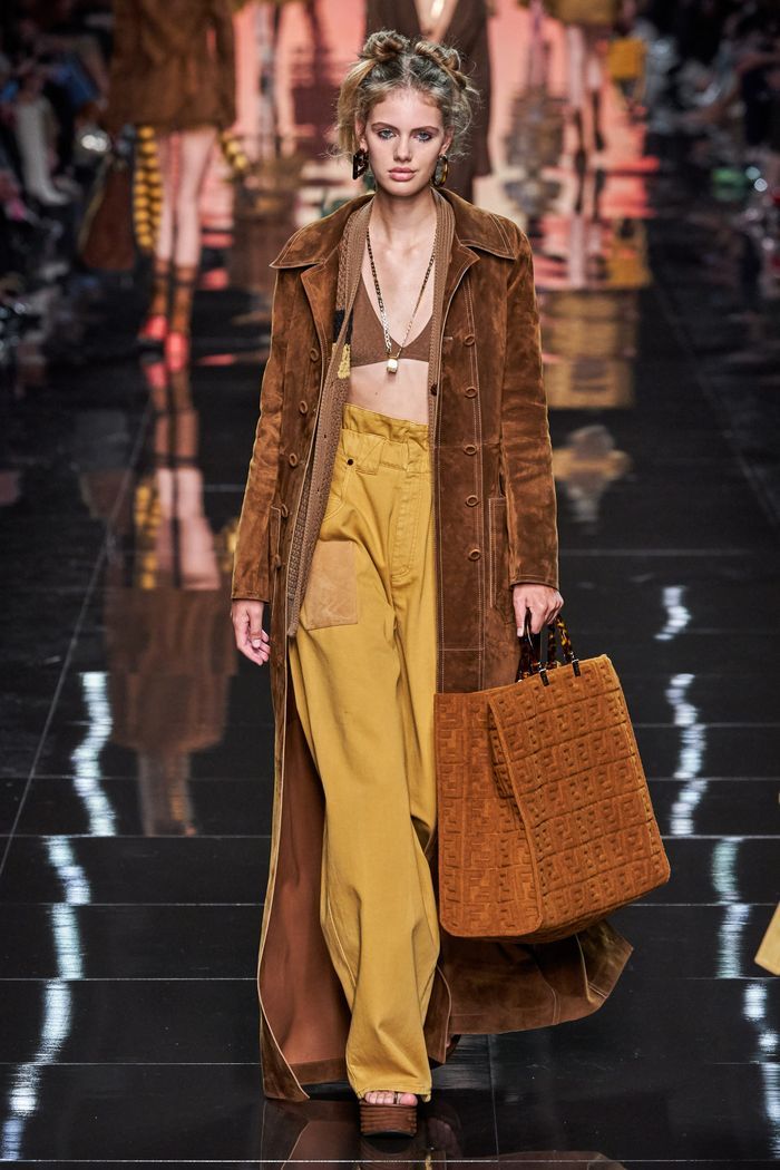 Модные цвета женских брюк 2020 года. Коллекция Fendi