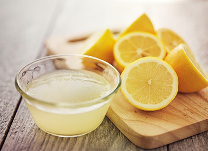 Чистка холодильника лимонным соком.