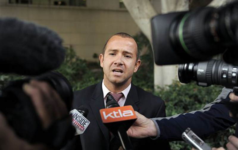 Алисон Сильва делает заявление для СМИ после заседания суда, где Киану Ривз был признан невиновным/ Фото с сайта article.wn.com